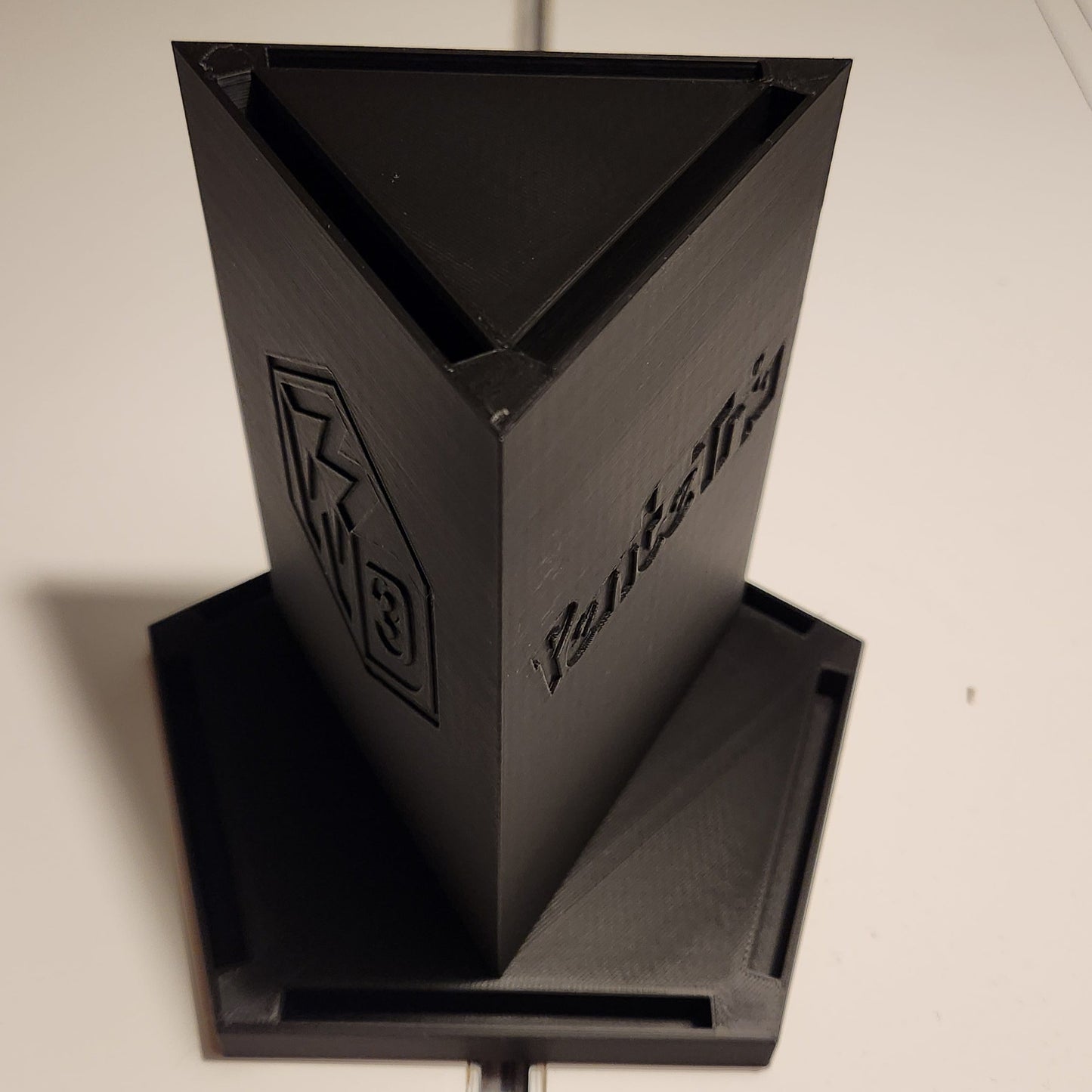 PenteTria – 3D Printed Multi-Tier Slab Holder (Holds 8 Cards)